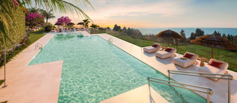 Piscina grande Soleia Living Exxacon viviendas de obra nueva en Mijas Costa del Sol